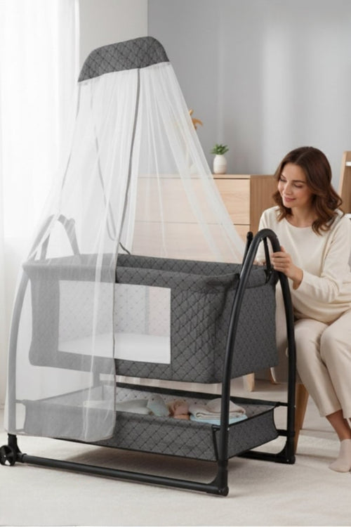 Viona Co-Sleeper Babywieg met Hemel, Klamboe, Schommelfunctie & Wielen – Antraciet (Fumé)